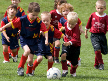 Fußballspielende Kinder