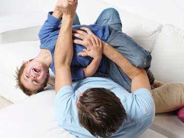Vater kitzelt Sohn 
