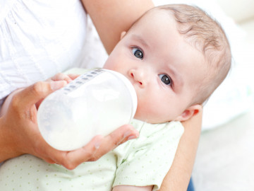 Baby mit Flasche