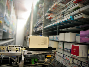 Ein Kommissionierautomat holt eine Medikamentenschachtel