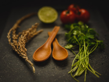 Ecobites umgeben von Kräutern, Limetten und Tomaten