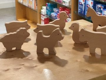 Holztiere für Kleinkinder aus der Marienapotheke