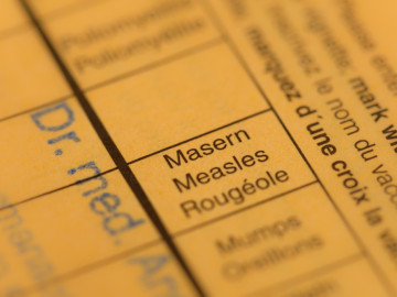 Impfpass zeigt die Spalte Masern