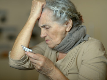 Frau mit Tabletten