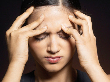 Junge Frau mit Kopfschmerzen