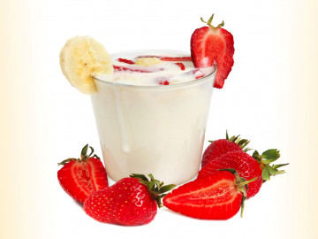 Milchshake garniert mit Erdbeeren und Banane

