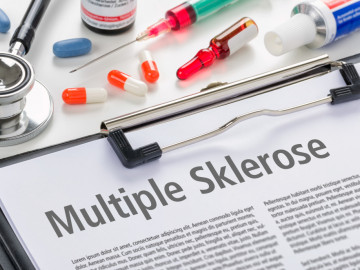 Klemmbrett mit einem Artikel zu Multipler Sklerose