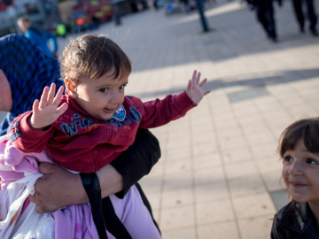 Muslimische Mutter mit zwei Kindern