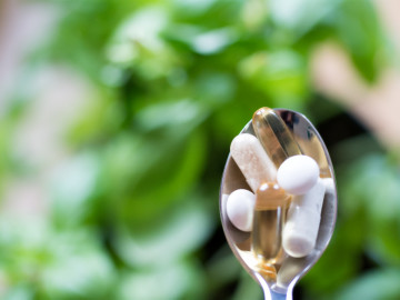 Löffel mit Kapseln und Tabletten