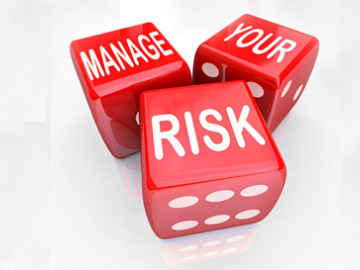 Rote Würfel mit Ausschrift „Manage your risk“
