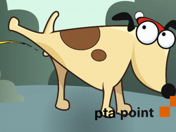 Hund pinkelt an Baum