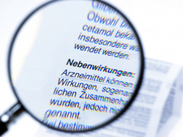 Lupe über Beipackzettel: Nebenwirkungen