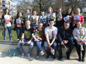 Gruppenfoto der Absolventen der PTA-Schule des Deutschen Erwachsenen-Bildungswerks 