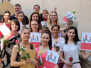 Die Abschlussklasse PTA 6 und Lehrkräfte nach der Zeugnisausgabe im DEB Schweinfurt.