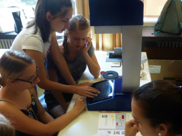 Schüler der PTA-Schule Nürnberg beim Arbeiten mit Rührsystemen