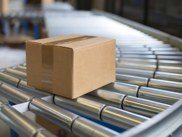 Paket auf dem Förderband