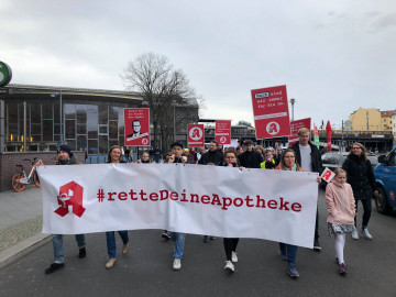 Apotheker protestieren gegnev das EU-Ultimatum zur Preisbindung. Auf dem Transparent steht das Motto #retteDeineApotheke