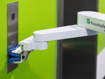 Desinfektionsroboter DeKonBot führt eine Wischdesinfektion (Aufzugknopf) durch 