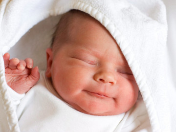 Säugling, in ein weißes Tuch eingewickelt