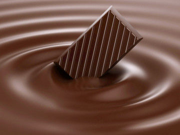 Heiße Schokolade in der ein Stück dunkle Schokolade versinkt