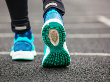 Fertig zum Loslaufen: Damenlaufschuhe von hinten, Sohle zu sehen