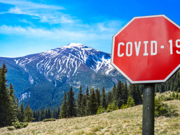 Berge und Schild COVID-19