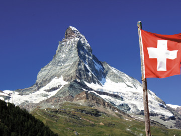 Matterhorn mit schweizer Flagge im Vordergrund