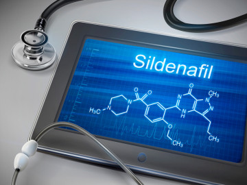 Sildenafil als Wort und als chemische Formel auf einem Tablet