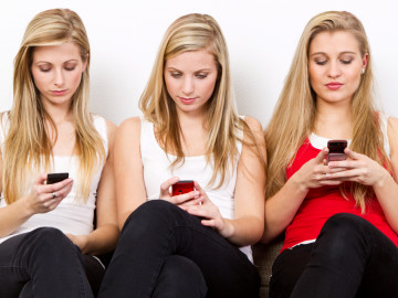 Drei junge Frauen mit Smartphone