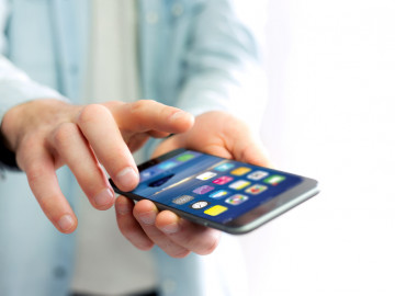 Hand hält ein Smartphone 