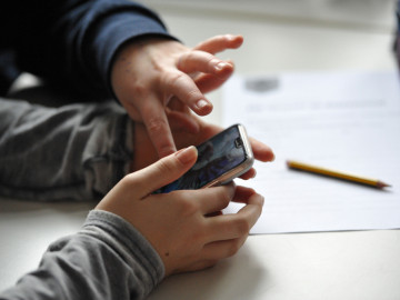 Hände halten ein Smartphone