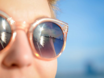 Frauenkopf mit Sonnenbrille