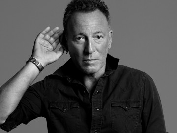 Das offizielle Botschafterporträt zeigt Bruce Springsteen mit der Hand hinter dem Ohr – der Pose für bewusstes Hören. 