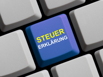 Tastatur mit blauer Taste "Steuererklärung"