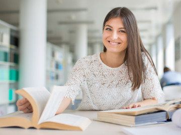 junge Studentin mit Büchern