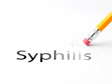 Wort Syphilis wird von Bleistift mit Radierer wegradiert