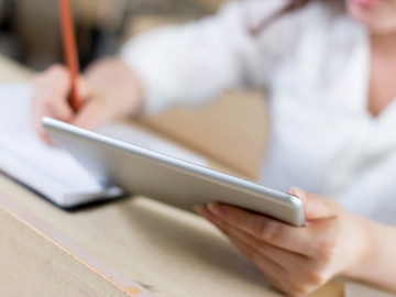 Frau mit Tablet