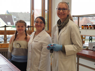 Schülerinnen der PTA-Schule präsentierten chemische Experimente im Labor