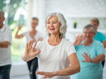 Gruppe von Senioren macht Tai Chi