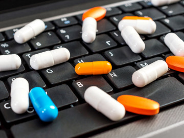 Bunte Kapseln liegen auf einer Tastatur