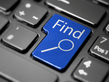 Tastatur mit blauer Entertaste, auf der „Find“ steht und eine Lupe abgebildet ist
