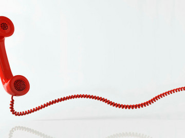 roter Telefonhörer mit langer Schnur