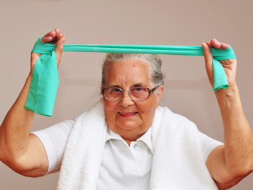 Seniorin trainiert mit Theraband