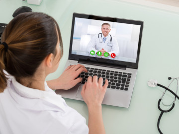 Frau chattet mit Arzt über Laptop
