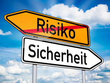 Wegweiser mit Aufschrift Risiko (durchgestrichen) und Sicherheit
