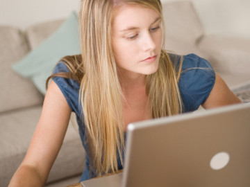Eine blonde Frau am Laptop