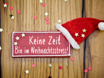 Weihnachtsstress-Schild mit Mütze