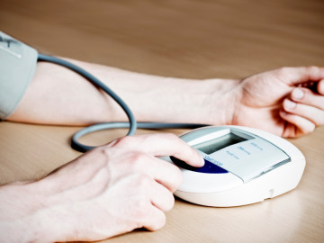 Regelmäßige Blutdruckselbstmessungen sind wichtig. Bei Messungen am Oberarm sollte der Arm flach auf dem Tisch liegen.