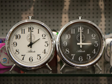 Zwei Wecker, die 2 Uhr und 3 Uhr anzeigen