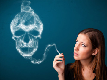 Rauchende Frau, der Rauch bildet Totenkopf